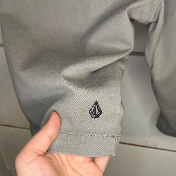 Volcom Men's Grey Flat Front Shorts - Picture 5 of 9